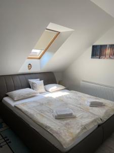 un letto con due asciugamani sopra in una stanza di Fodan Apartman a Sárvár