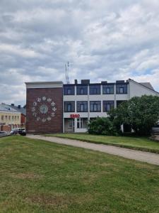 乌克梅尔盖VYTAUTO 3 apartment的侧面有钟的建筑物