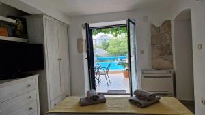 een kamer met een glazen schuifdeur en uitzicht op een zwembad bij Apartman Karla in Mostar