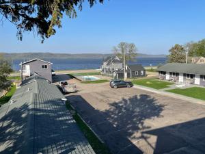 widok na dom z samochodem zaparkowanym na podjeździe w obiekcie Double Room w mieście Lake City