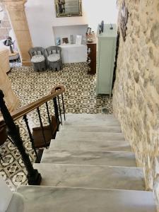 eine Treppe, die zu einem Badezimmer mit einer Steinmauer führt in der Unterkunft Boutique B&B Número Cuatro in Benissa