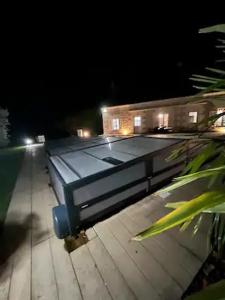 Fotografia z galérie ubytovania Longère avec Piscine Couverte Chauffée privative de Avril à Septembre v destinácii Luzillé