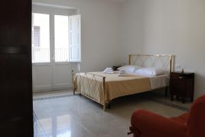 - une chambre avec un lit et une fenêtre dans l'établissement Il Borgo civ.15, à Paola