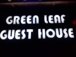 um sinal com as palavras "arrendamento verde casa de hóspedes" em GREEN LEAF GUEST HOUSE em Sreemangal