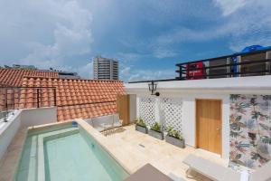 ein Pool auf dem Dach eines Gebäudes in der Unterkunft Casa Luxor Cartagena by Soho in Cartagena de Indias