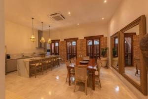 a dining room and kitchen with a table and chairs at Casa Luxor Cartagena by Soho in Cartagena de Indias