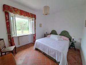 a bedroom with a bed and a window at Villa Francesca - Camere con giardino in Castellaneta