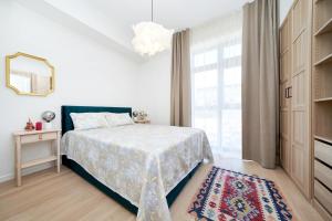 um quarto com uma cama e uma grande janela em Serenity in the City - Tallinn Retreat em Talin