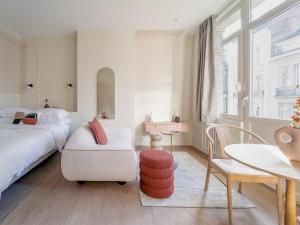 Maison Cokoon في بروكسل: غرفة نوم بسرير وطاولة وكرسي