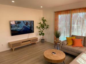 Μια τηλεόραση ή/και κέντρο ψυχαγωγίας στο 2nd Floor, 2 Bedroom Condo, Sleeps 6