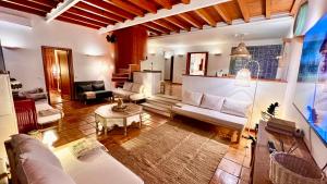 sala de estar con sofá y mesa en Lovely Beach House with Stunning View, en Sesimbra