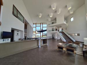 Une grande chambre avec un escalier se trouve dans un bâtiment. dans l'établissement Hotel y Cabañas Hornitos - Caja Los Andes, à Hornitos