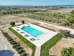 een uitzicht over een zwembad in een veld bij Carrua in Marzamemi
