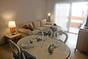 - un salon avec une table et un canapé dans l'établissement Apartamento La Pimentera Marbella, à Marbella