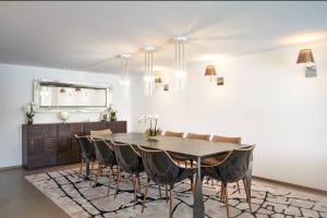 comedor con mesa y sillas en Luxurious 3BR6p apartment with terrace - First Croisette Cannes 602 en Cannes