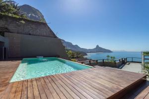 uma piscina num deque com vista para o oceano em Mansão fascinante com vista para o mar e montanhas - Joá - Rio de Janeiro no Rio de Janeiro