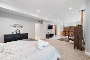 ein Schlafzimmer mit einem großen Bett und einem TV in der Unterkunft Spacious Luxury Retreat 8 Bed Oasis with 6 Baths in Chicago