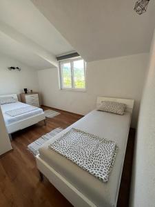 - une chambre avec 2 lits et une fenêtre dans l'établissement Apartments Majić, à Kaštela