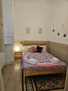una camera con un letto in una stanza con un tappeto di 4rooms In Rome a Roma