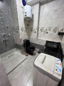a bathroom with a toilet and a sink at استديو فى بورتو جولف مارينا in El Alamein