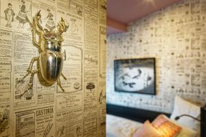 ein Zimmer mit einer Wand mit einem Käfer darauf in der Unterkunft Hanseat-Hotel in Düsseldorf