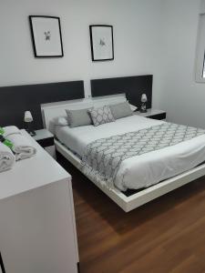 Posteľ alebo postele v izbe v ubytovaní Apartamentos en Leis Muxia