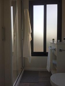 a bathroom with a shower and a window at Bungalow Duemo Camperpark in Águilas
