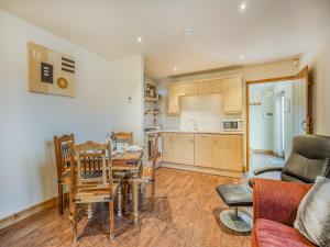 - une cuisine et une salle à manger avec une table et des chaises dans l'établissement The Forge - Uk44517, à North Thoresby