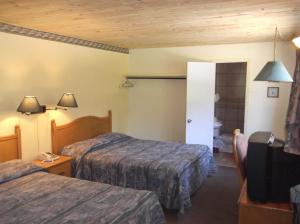 una camera d'albergo con due letti e un bagno di Auberge Mountain View Inn a Mont-Tremblant