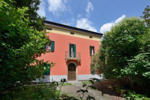 pomarańczowy i żółty dom z balkonem w obiekcie Grenier Blanc - Appartamento a mansarda. w mieście San Pietro in Casale