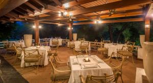 une salle à manger avec des tables, des chaises et des lumières dans l'établissement Sumiya Cuernavaca, à Cuernavaca