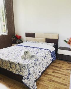 1 dormitorio con 1 cama con 2 toallas en Mira House en Martvili