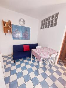 sala de estar con mesa y sofá en Casa di Agnese, en Alghero