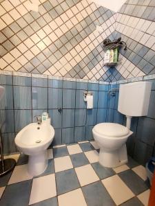 y baño con aseo y lavamanos. en Casa di Agnese, en Alghero
