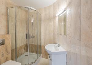 W łazience znajduje się prysznic, toaleta i umywalka. w obiekcie Pensjonat Agroturystyczny Premium Kraków Ojcowski Park Narodowy Cracovia Arabians 