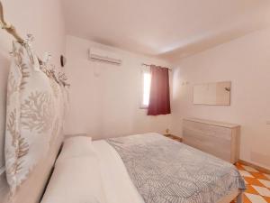 a bedroom with a bed and a vase at Casa di Agnese in Alghero