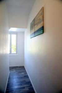 una habitación con una pintura en la pared y una ventana en Mars, en Saint-Quentin