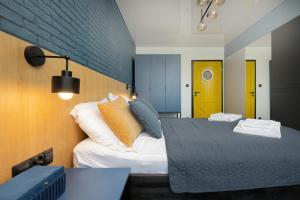 Ліжко або ліжка в номері Grey Apartament - Dziwnów - Basen - SPA - Parking