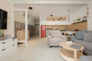 a living room with a couch and a table at Grey Apartament - Dziwnów - Basen - SPA - Parking- Taras in Dziwnów