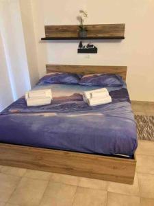 un letto con due asciugamani sopra di Baita da Gigli a Bianzone