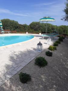 Bazén v ubytování agriturismo gli olivastri appartamento corbezzolo con piscina e vista mare,climatizzatore,wifi nebo v jeho okolí