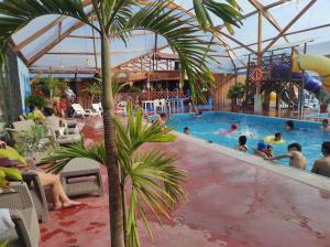 un grupo de personas en una piscina en HOTEL CARIBEAN REAL en Latacunga