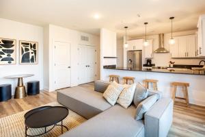 Piedmont Place Suite 401 Modern Apartment in Crozet Near King Family Vineyards