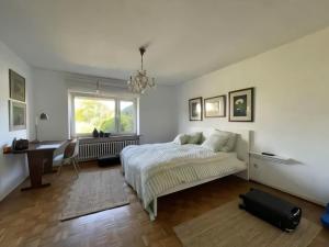 a bedroom with a bed and a desk and a window at Gemütliches Ferienhaus, viel Platz in der Nähe der schönsten Ostseestrände in Oldenburg in Holstein