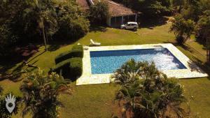 an overhead view of a swimming pool in a yard at Sítio Santa Terezinha em Indaiatuba Interior de SP in Indaiatuba