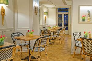 una fila de mesas y sillas en un restaurante en Hanseat-Hotel, en Düsseldorf