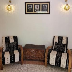 2 sillas y mesa de centro en una habitación en Sel d Ailleurs, Atlas Mountain Retreat - adults only en Ouirgane