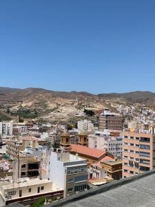 vistas a una ciudad con edificios en ATICO PASEO DE ALMERÍA en Almería