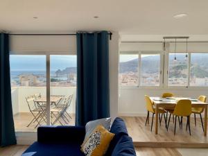 sala de estar con sofá azul y mesa en ATICO PASEO DE ALMERÍA en Almería