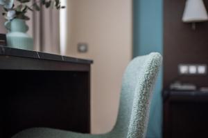 una silla sentada frente a un monitor de ordenador en AZZ Pamplona Norte Hotel en Pamplona